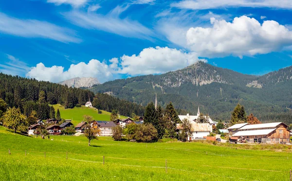 Vesnice Gosau Svými Dřevěnými Domky Rakouských Alpách Oblačného Dne — Stock fotografie