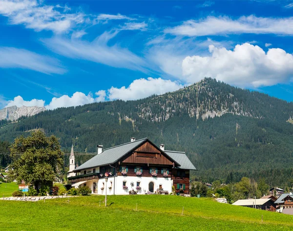 曇り空の日にオーストリアのアルプスに木造住宅を持つゴサウの村 — ストック写真
