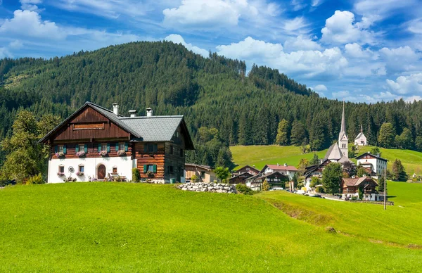 Das Dorf Gosau Mit Seinen Holzhäusern Den Österreichischen Alpen Einem — Stockfoto