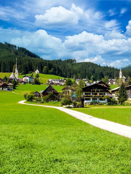 Village Gosau Med Sina Trähus Alperna Österrike Molnig Dag — Stockfoto