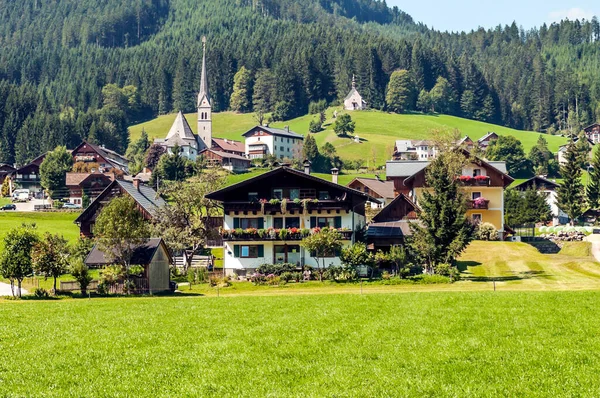 Vesnice Gosau Svými Dřevěnými Domky Rakouských Alpách Oblačného Dne — Stock fotografie