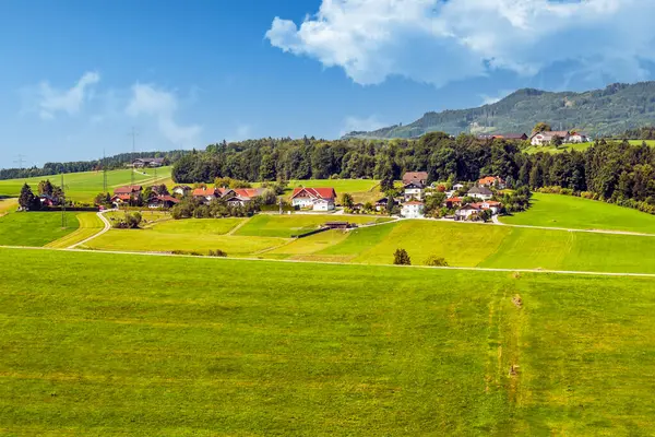 Vesnice Gosau Svými Dřevěnými Domky Rakouských Alpách Oblačného Dne — Stock fotografie