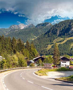 Bulutlu bir günde, Avusturya Alplerinde tahta evleri olan Gosau köyü..