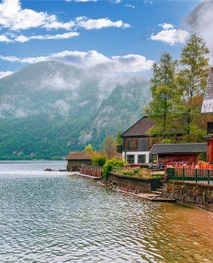 Güneşli bir günde Avrupa Alplerinde Alpbach