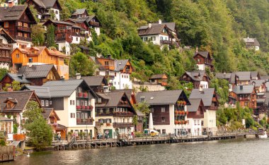 Güneşli bir günde Avrupa Alplerinde Alpbach