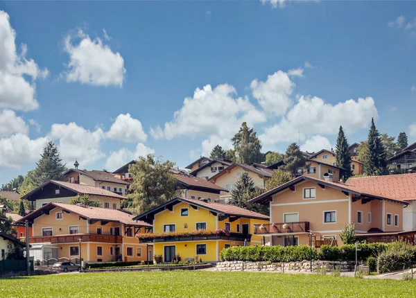 多云的一天 在奥地利阿尔卑斯山的Gosau村及其木制房屋 — 图库照片