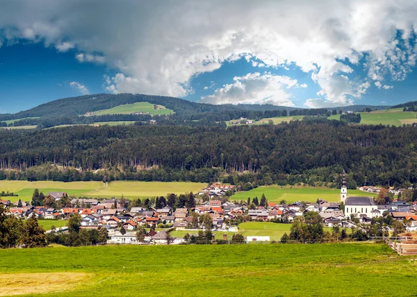 Vesnice Gosau Svými Dřevěnými Domky Rakouských Alpách Oblačného Dne — Stock fotografie