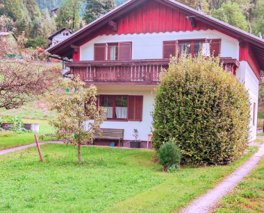 Güneşli bir günde Avrupa Alplerinde Alpbach