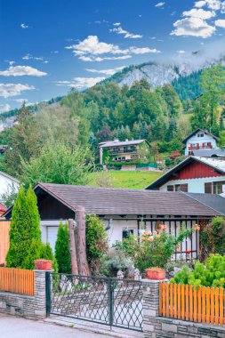 Güneşli bir günde Avrupa Alplerinde Alpbach