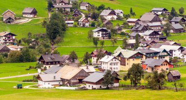 Köy Gosau Avusturya Alpleri güneşli bir günde, ahşap evleriyle.