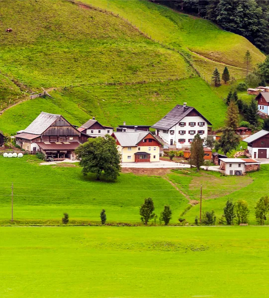 Dorf Gosau Mit Seinen Holzhäusern Den Österreichischen Alpen Einem Sonnigen — Stockfoto