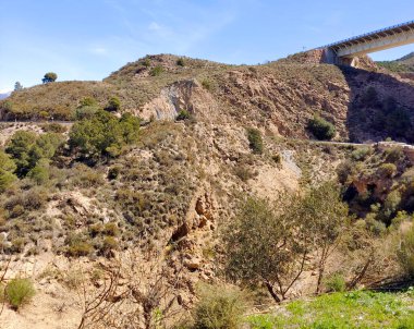 İlkbaharda Granada eyaletinin dağlarında otoyol