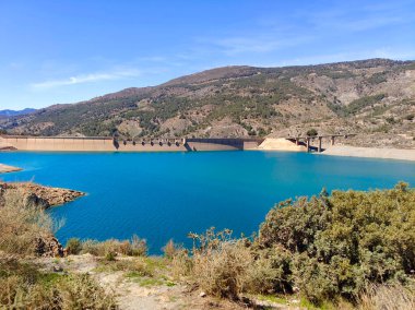 Granada 'daki baraj gölü, İlkbaharda Sierra Nevada rezervuarında.