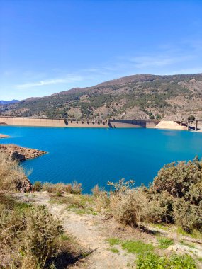 Granada 'daki baraj gölü, İlkbaharda Sierra Nevada rezervuarında.