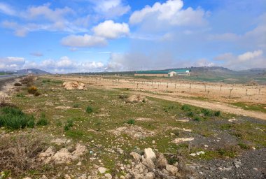 İlkbaharda Jaen eyaletinde dağları olan çayırlar