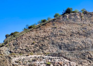 Malaga 'daki dağlar, tepesinde ağaçlar olan rpvince yükseliyor