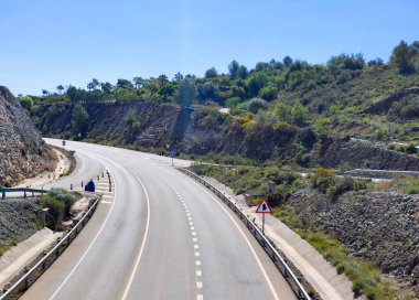 İlkbaharda Malaga 'nın dağlarında otoyol