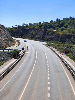 İlkbaharda Malaga 'nın dağlarında otoyol