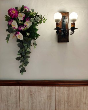 Pembe çiçekler duvarı süslüyor.