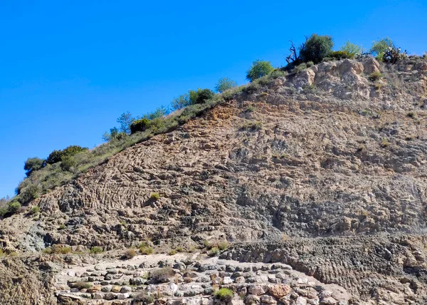 Malaga 'daki dağlar, tepesinde ağaçlar olan rpvince yükseliyor