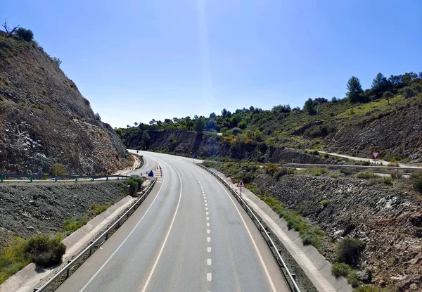 春のマラガ県の山の高速道路 — ストック写真