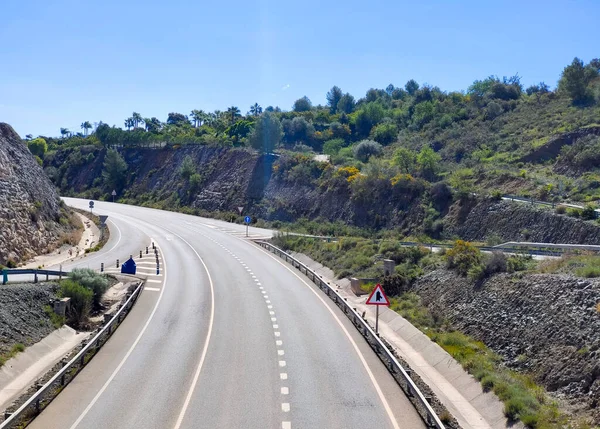 İlkbaharda Malaga 'nın dağlarında otoyol