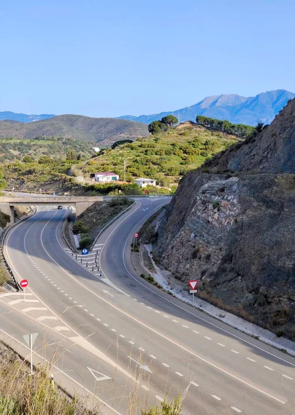 İlkbaharda Malaga 'nın dağlarında otoyol