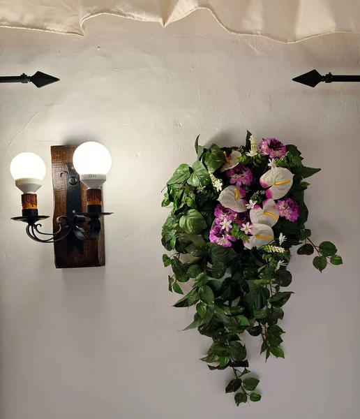 Pembe çiçekler duvarı süslüyor.