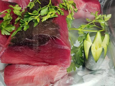 Çiğ ton balıklı ve parleyle servis edilen tabakta.