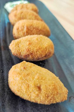 Tabakta servis edilen soslu kroket.