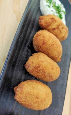 Tabakta servis edilen soslu kroket.