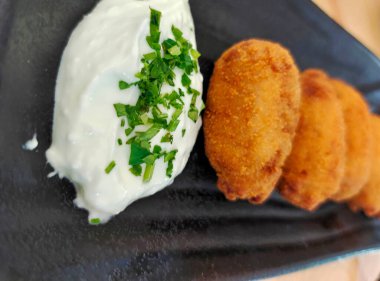 Tabakta servis edilen soslu kroket.