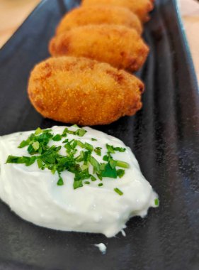 Tabakta servis edilen soslu kroket.