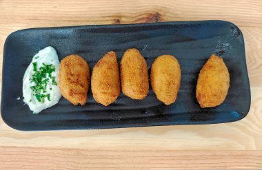 Tabakta servis edilen soslu kroket.