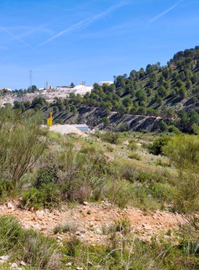 İspanya 'nın güneyindeki Malaga dağlarındaki çimento fabrikası.