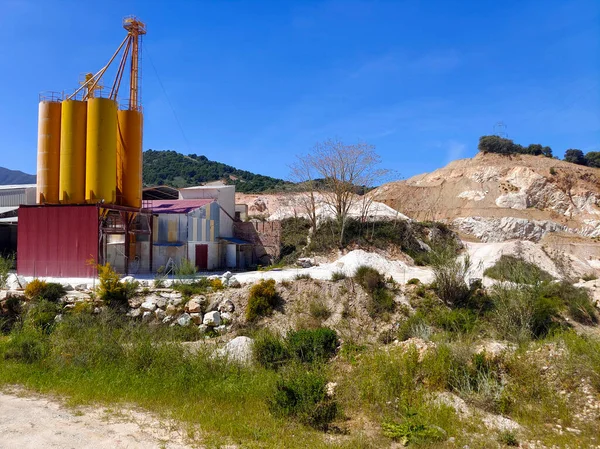 スペイン南部のマラガ山のセメント工場 — ストック写真