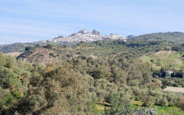 Olvera, Cadiz ilinde bir şehirdir. İlkbaharda dağın tepesinde bir kasabadır.