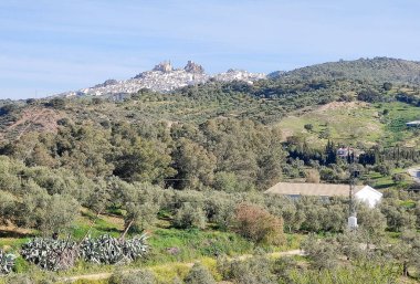 Olvera, Cadiz ilinde bir şehirdir. İlkbaharda dağın tepesinde bir kasabadır.