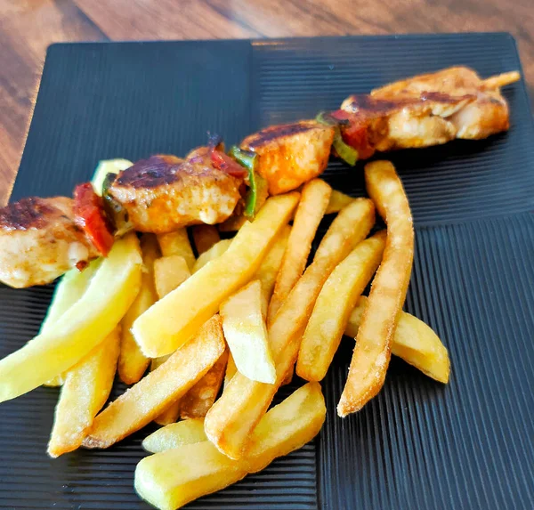 Chicken Chips Served Black Plate — Stockfoto