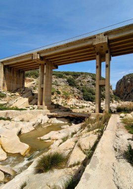 İlkbaharda Malaga dağlarında nehir