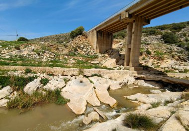 İlkbaharda Malaga dağlarında nehir
