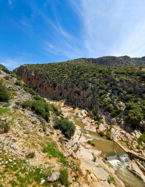 İlkbaharda Malaga dağlarında nehir