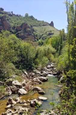 Güneşli bir günde İspanya 'nın güneyindeki Ronda Köprüsü. Dağların tepesinde bir kasaba