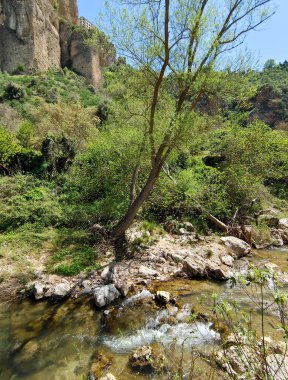 Güneşli bir günde İspanya 'nın güneyindeki Ronda Köprüsü. Dağların tepesinde bir kasaba