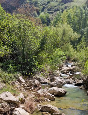 Güneşli bir günde İspanya 'nın güneyindeki Ronda Köprüsü. Dağların tepesinde bir kasaba