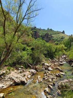 Güneşli bir günde İspanya 'nın güneyindeki Ronda Köprüsü. Dağların tepesinde bir kasaba