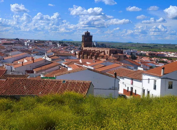 晴れた日にスペインの中心部にあるエストレマドゥーラ州のAzuaga町 町の家が見えます — ストック写真