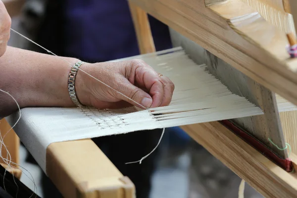 Mani di tessitore di telaio a mano — Foto Stock