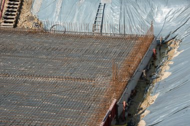 beton taban levha takviye çelik ızgarayla kaplı.