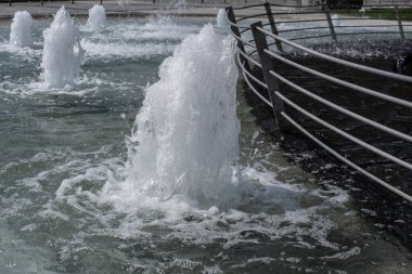 Şehirde yuvarlak bir gölette kaynayan suya yakın çekim